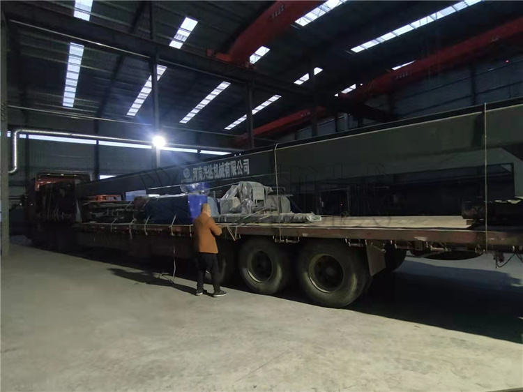 安徽望江12米鏈板翻堆機(jī) 擠壓生產(chǎn)線發(fā)貨現(xiàn)場(chǎng)