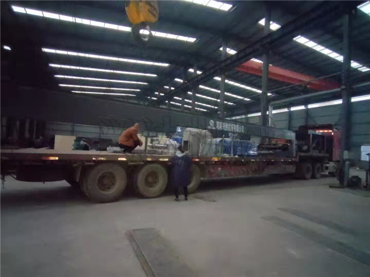 安徽望江12米鏈板翻堆機(jī) 擠壓生產(chǎn)線發(fā)貨現(xiàn)場(chǎng)