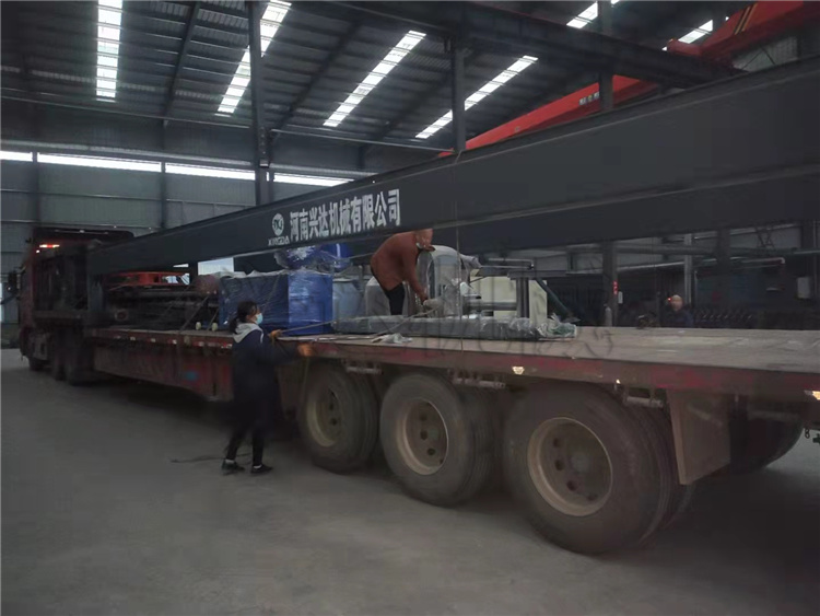 安徽望江12米鏈板翻堆機(jī) 擠壓生產(chǎn)線發(fā)貨現(xiàn)場(chǎng)