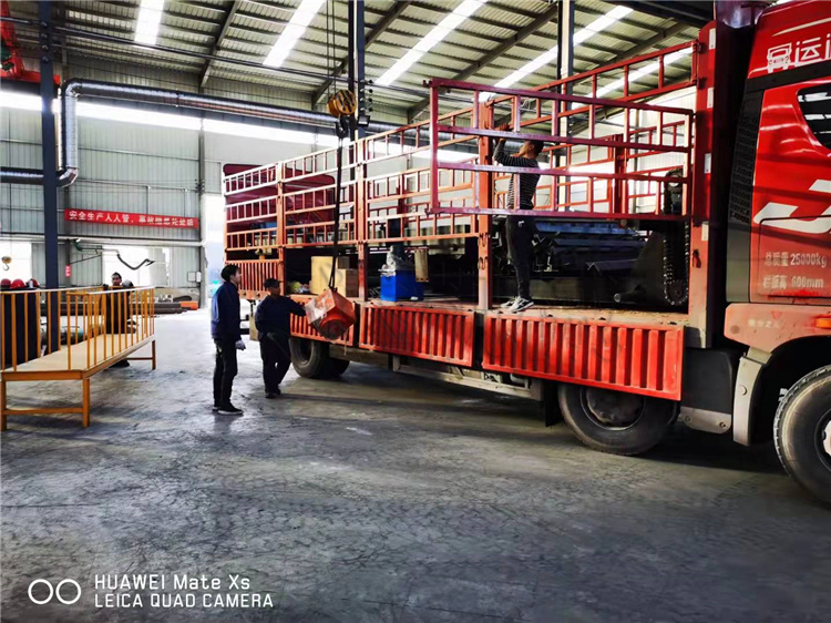 4米鏈板翻堆機(jī) 發(fā)貨裝車現(xiàn)場(chǎng)