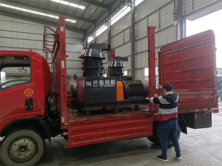 有機(jī)肥免烘干造粒機(jī)2臺發(fā)貨現(xiàn)場