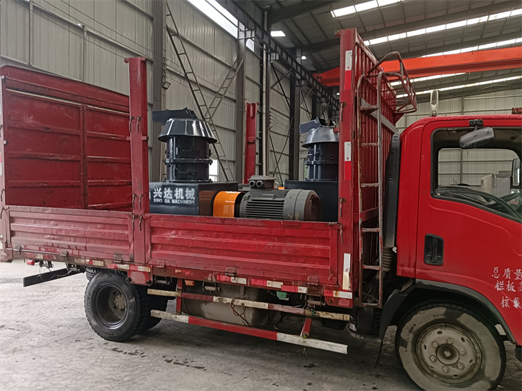 有機(jī)肥免烘干造粒機(jī)2臺發(fā)貨現(xiàn)場