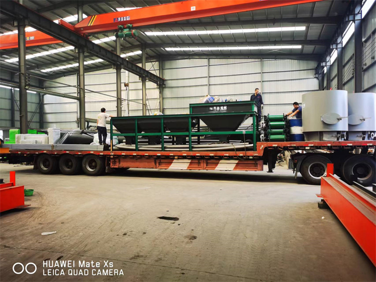 新疆客戶年產(chǎn)一萬(wàn)噸顆粒有機(jī)肥生產(chǎn)線第五車發(fā)貨現(xiàn)場(chǎng)