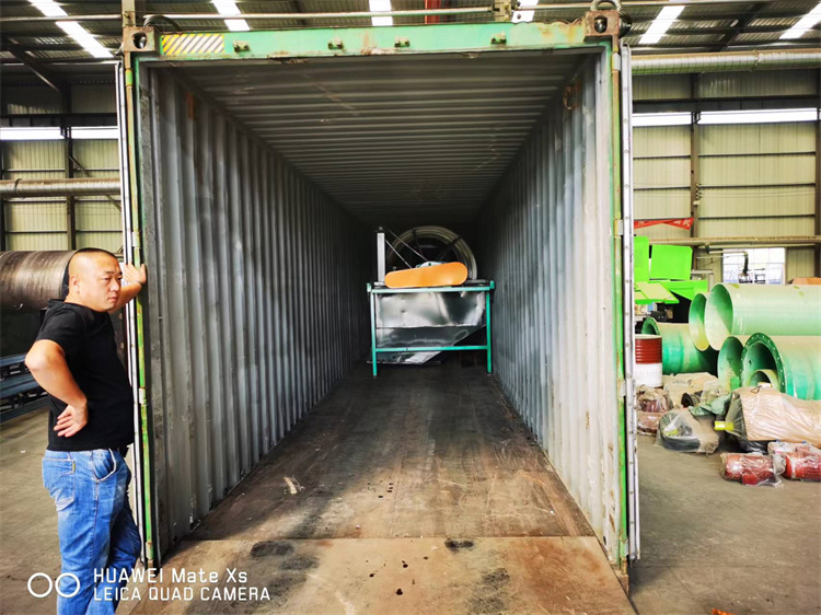 外貿(mào)年產(chǎn)3萬噸有機(jī)肥粉劑生產(chǎn)線發(fā)貨現(xiàn)場第一箱