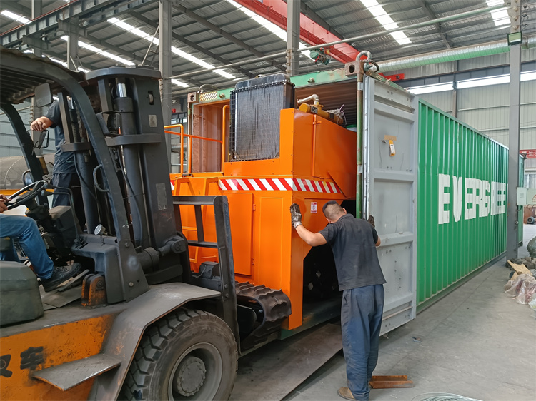 外貿(mào)年產(chǎn)3萬噸有機(jī)肥粉劑生產(chǎn)線發(fā)貨現(xiàn)場第一箱