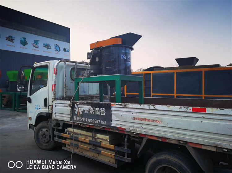 有機肥立式60粉碎機發(fā)貨現(xiàn)場