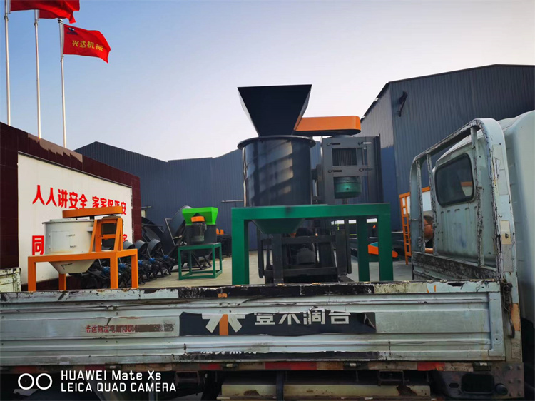 有機肥立式60粉碎機發(fā)貨現(xiàn)場