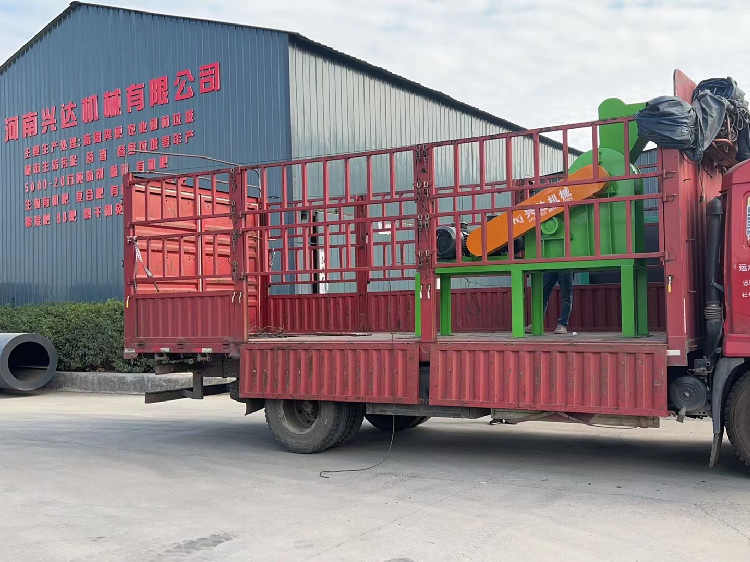 有機肥60型雙機粉碎機發(fā)貨現(xiàn)場