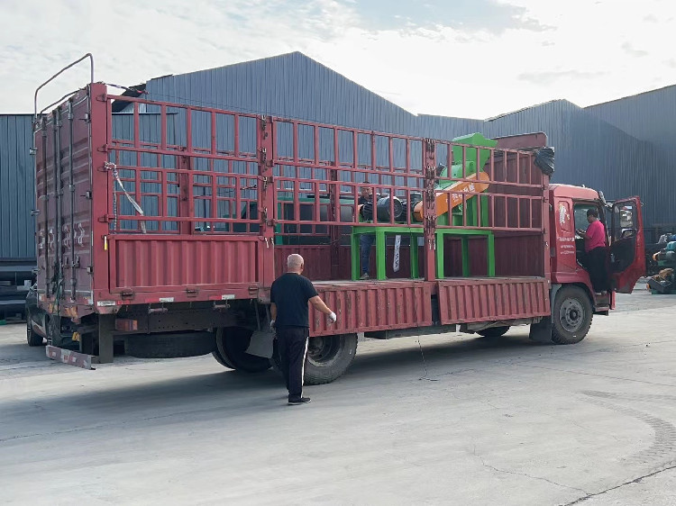 有機肥60型雙機粉碎機發(fā)貨現(xiàn)場