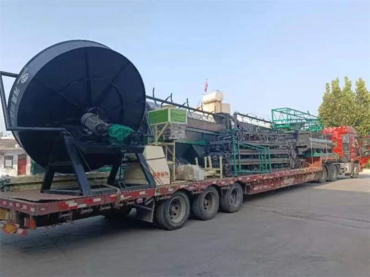 客戶年產(chǎn)5萬噸顆粒有機肥生產(chǎn)線第一車發(fā)貨現(xiàn)場