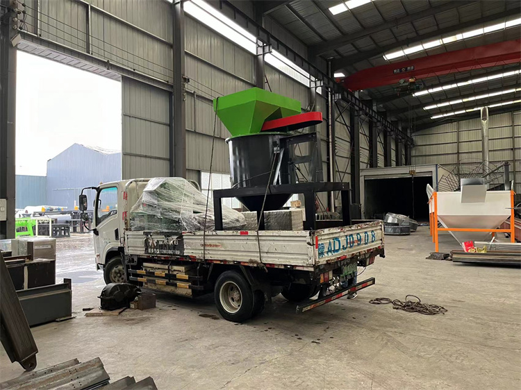 有機(jī)肥立式1米粉碎機(jī)發(fā)貨現(xiàn)場(chǎng)