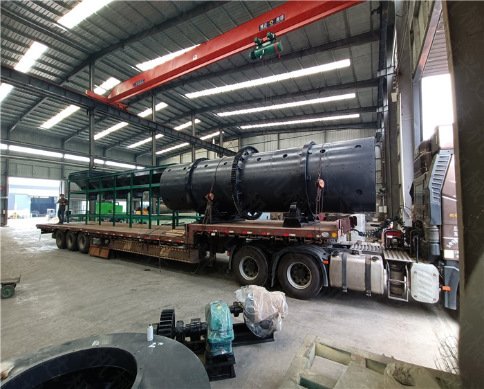 四川年產(chǎn)2萬噸顆粒有機(jī)肥設(shè)備裝車發(fā)貨