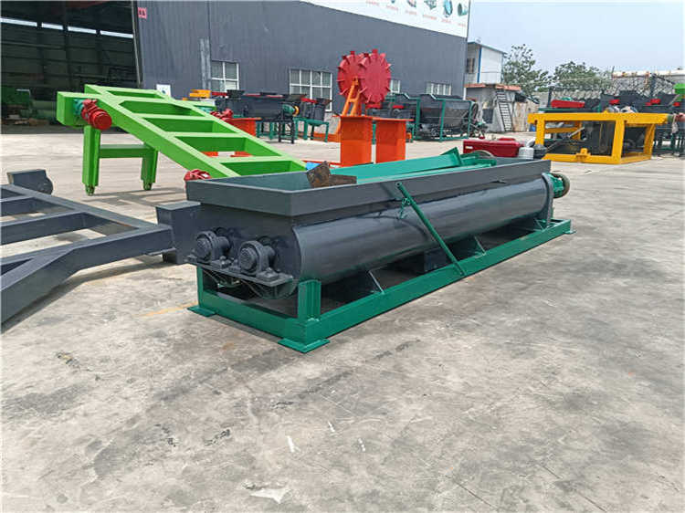 有機(jī)肥攪拌機(jī)使物料混合迅速、均勻的加工設(shè)備