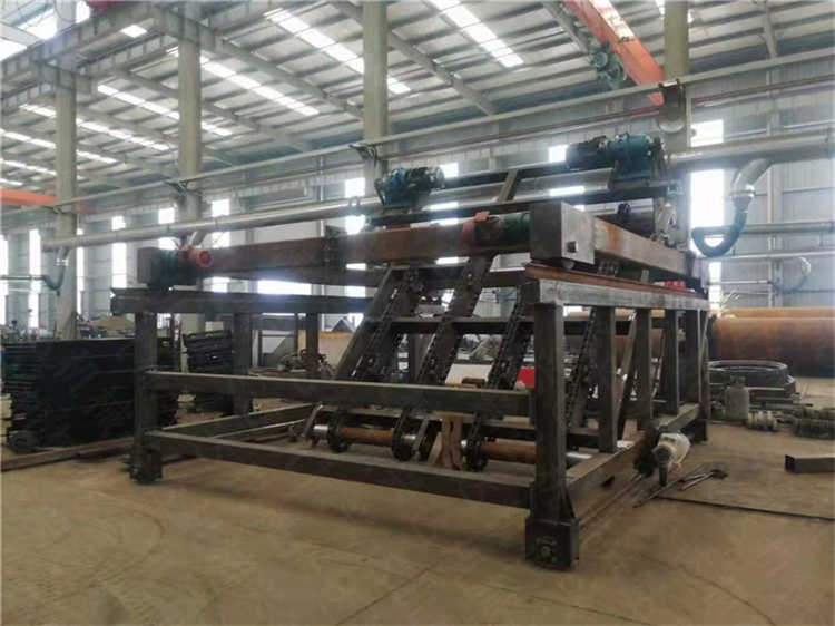 客戶發(fā)酵牛糞鏈板翻拋機(jī)處理設(shè)備一到現(xiàn)場(chǎng)