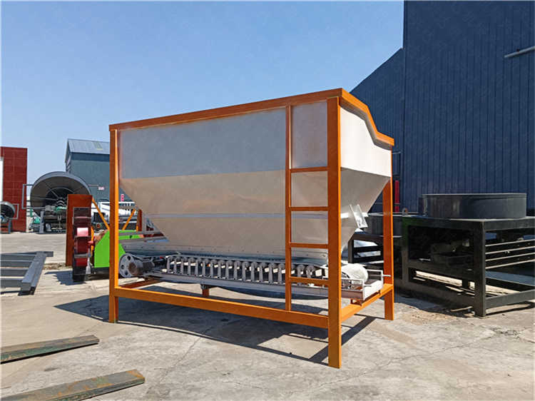 羊糞發(fā)酵后處理加工上料有機肥設備鏟車料倉