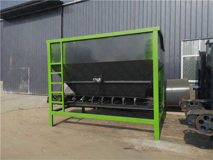 雞糞有機(jī)肥設(shè)備喂料機(jī),豬糞發(fā)酵肥料生產(chǎn)線鏟車料倉設(shè)備