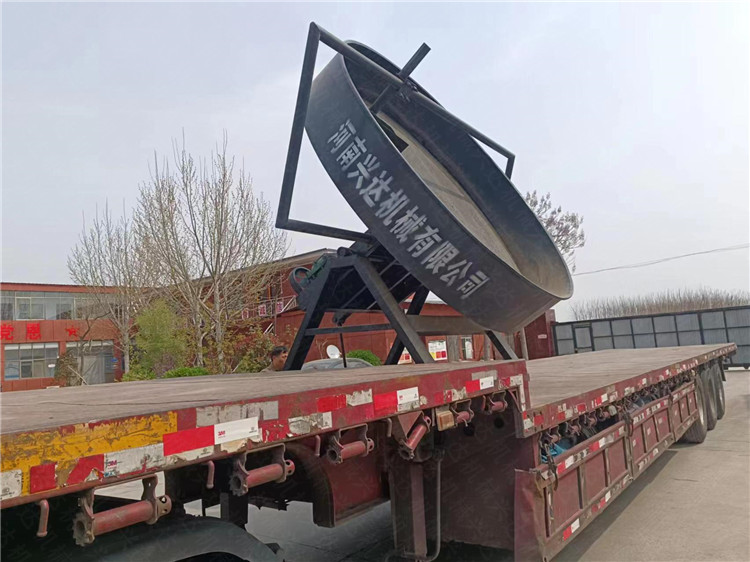 客戶制作牛糞有機(jī)肥訂購(gòu)3米圓盤(pán)造粒機(jī)發(fā)貨現(xiàn)場(chǎng)