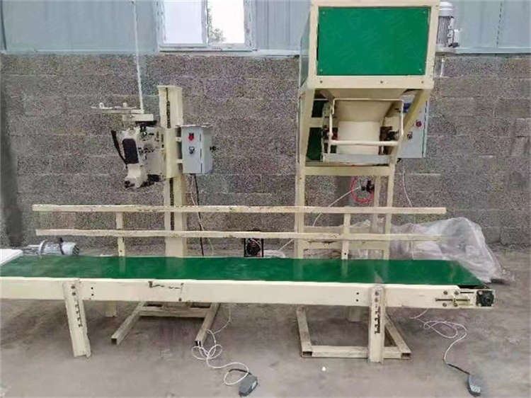 有機肥料自動包裝機 粉狀單斗肥料打包機 定量稱重裝袋機 生產(chǎn)廠家