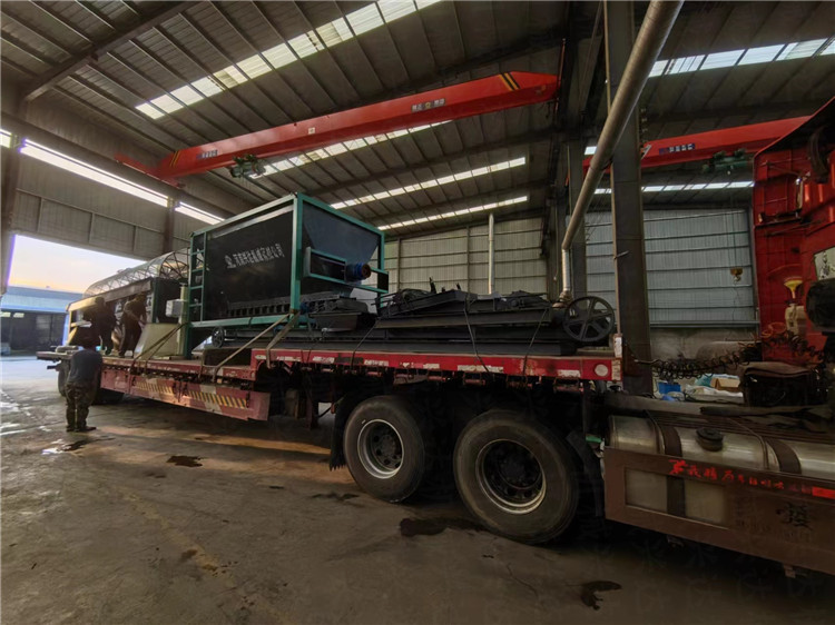 浙江臺(tái)州客戶年產(chǎn)10萬(wàn)噸粉劑有機(jī)肥發(fā)貨現(xiàn)場(chǎng)