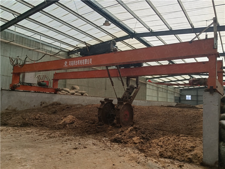 蔬菜爛葉羊糞發(fā)酵有機(jī)肥輪盤翻拋機(jī) 大跨度腐熟堆肥設(shè)備 糞便翻耙酒槽發(fā)酵深度翻堆機(jī)