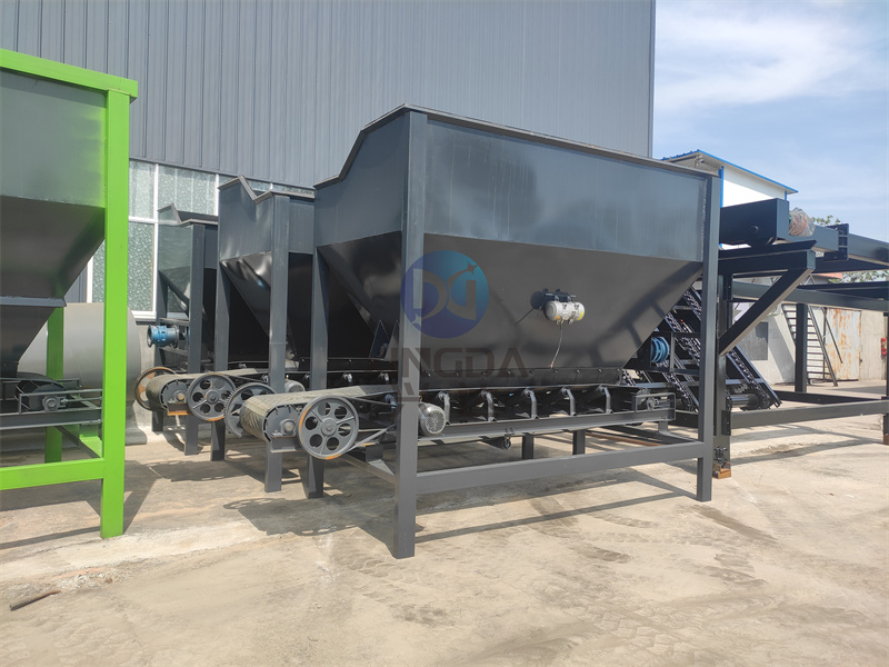 技術(shù)人員講解:安裝有機(jī)肥設(shè)備鏟車(chē)料倉(cāng)的注意事項(xiàng)